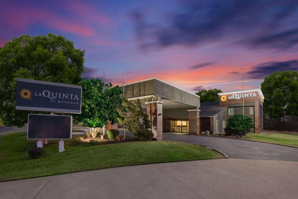 エルドラドにあるLa Quinta Inn by Wyndham El Doradoの前に看板がある建物