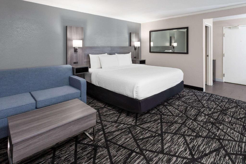 La Quinta Inn by Wyndham Cleveland Independence - Executive King Room