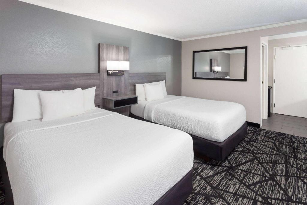 La Quinta Inn by Wyndham Cleveland Independence - Deluxe Double Room With Two Double Beds
