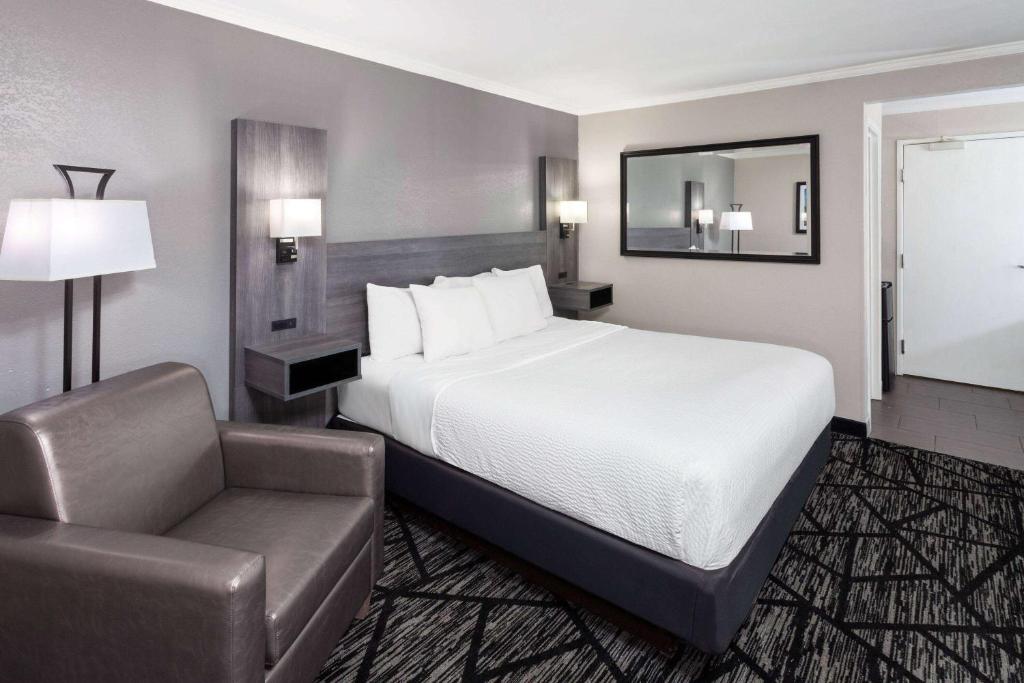 La Quinta Inn by Wyndham Cleveland Independence - Deluxe King Room