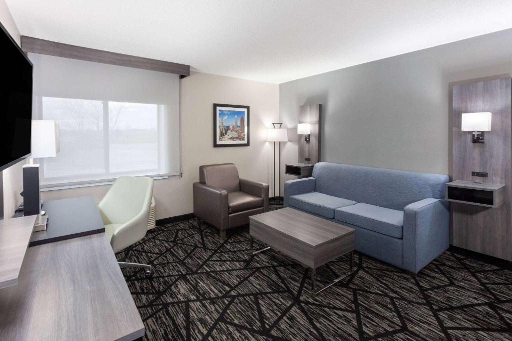 La Quinta Inn by Wyndham Cleveland Independence - Two-Room King Suite - Non-Smoking