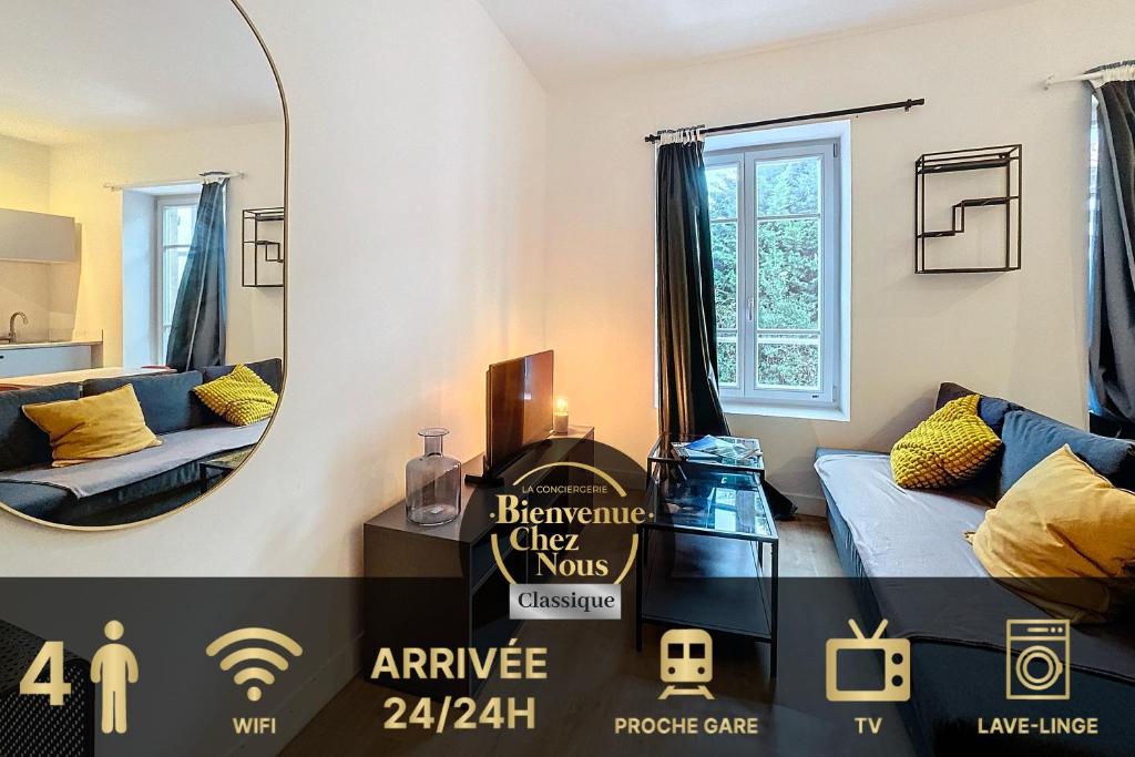 - une chambre avec un miroir et 2 lits dans l'établissement Joli Appartement proche gare 4 pers N3, à Clermont-Ferrand