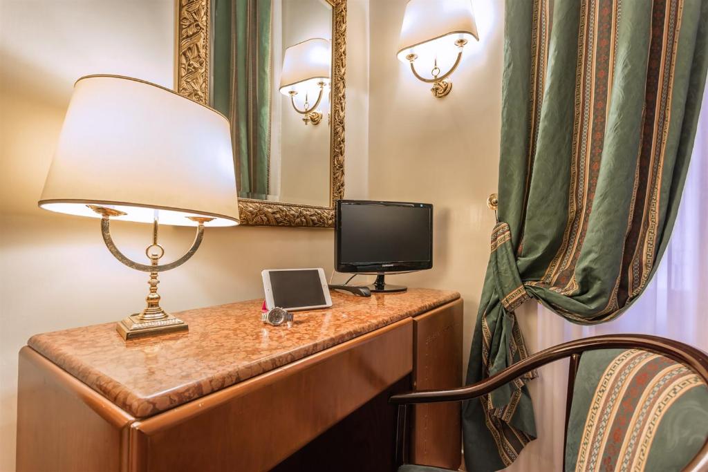 TV a/nebo společenská místnost v ubytování Raeli Hotel Regio