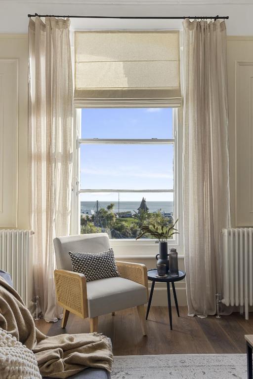 Posezení v ubytování Sea Breeze, Luxury Views Seafront Stylish Home