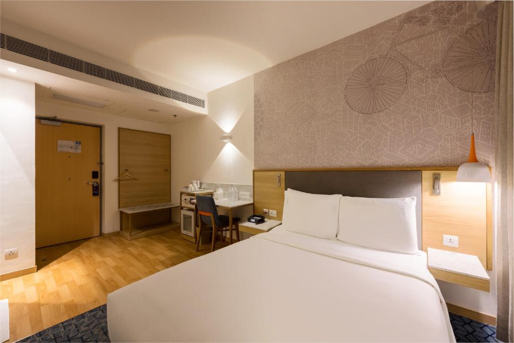 Postel nebo postele na pokoji v ubytování Holiday Inn Express Chennai OMR Thoraipakkam by IHG
