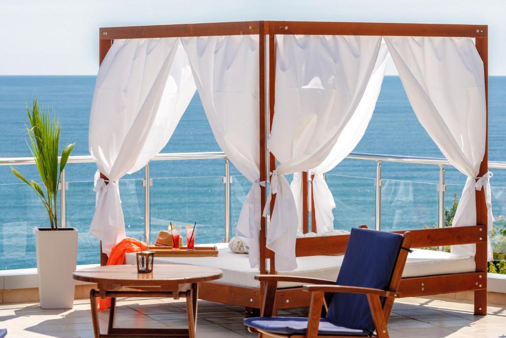 ビャラにあるSilver Beach Apart Complexの海の景色を望む客室のベッド1台分です。