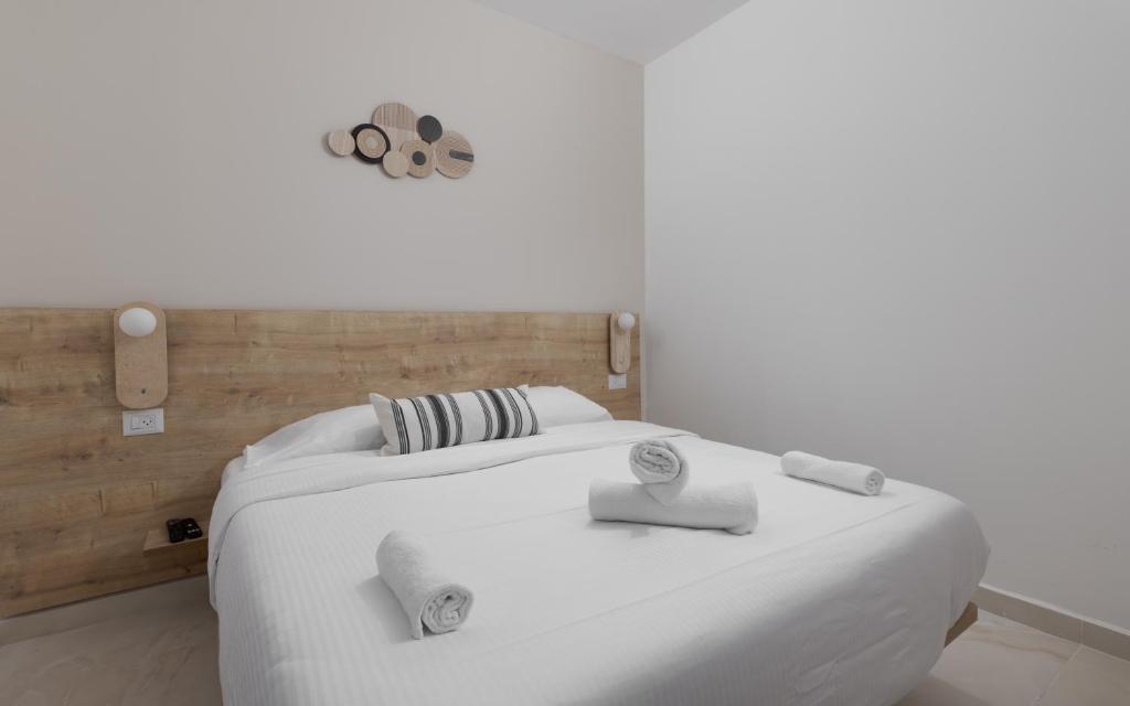 Ein Bett oder Betten in einem Zimmer der Unterkunft אורה דירות אירוח -נץ 9- דירות נופש איכותיות לנופש שקט ואקסלוסיבי