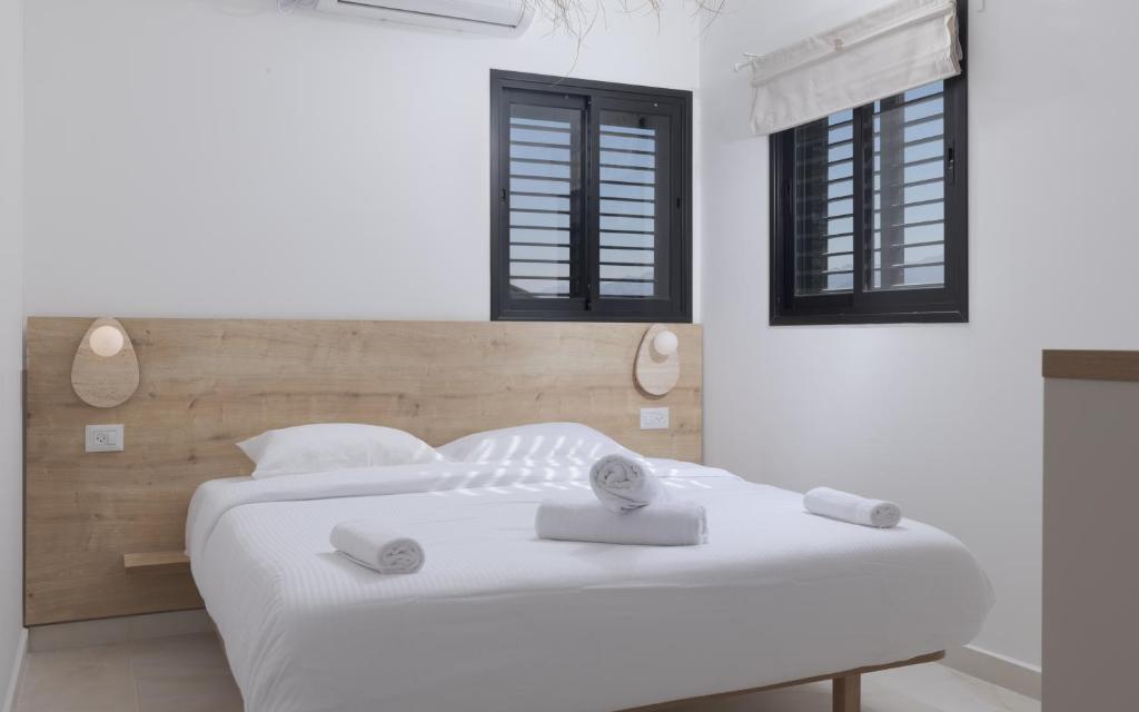 Ein Bett oder Betten in einem Zimmer der Unterkunft אורה דירות אירוח -נץ 9- דירות נופש איכותיות לנופש שקט ואקסלוסיבי