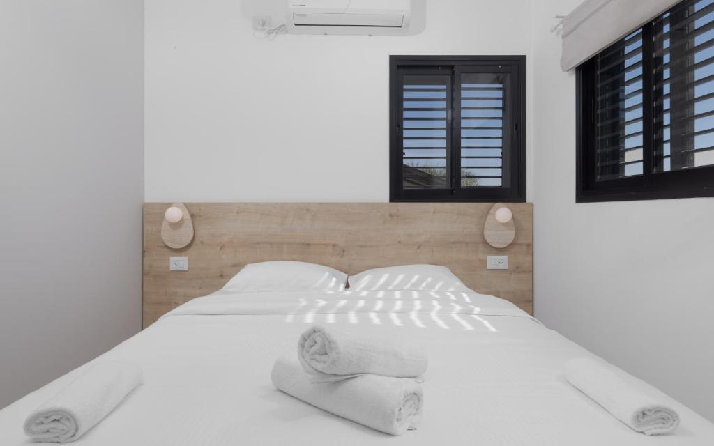 Ein Bett oder Betten in einem Zimmer der Unterkunft אורה דירות אירוח -נץ 9- דירות נופש איכותיות לנופש שקט ואקסלוסיבי