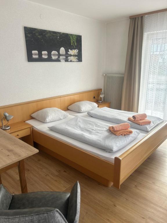 Postel nebo postele na pokoji v ubytování Gasthof mit Seeterasse & Appartements Zur Landeroith