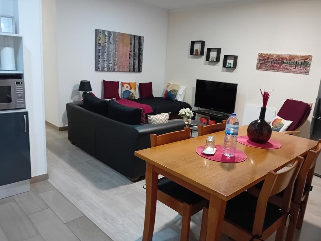 TV a/nebo společenská místnost v ubytování Rustic House Fundão