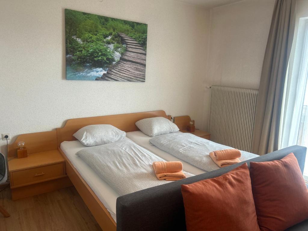 Postel nebo postele na pokoji v ubytování Gasthof mit Seeterasse & Appartements Zur Landeroith