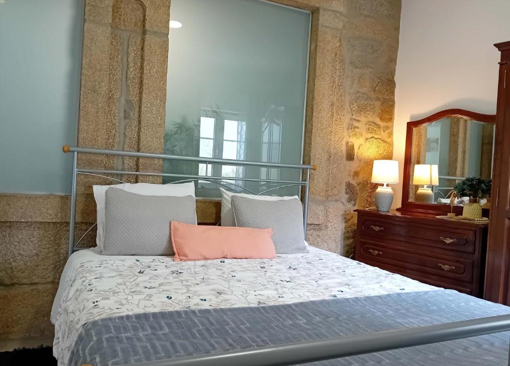 Postel nebo postele na pokoji v ubytování Rustic House Fundão