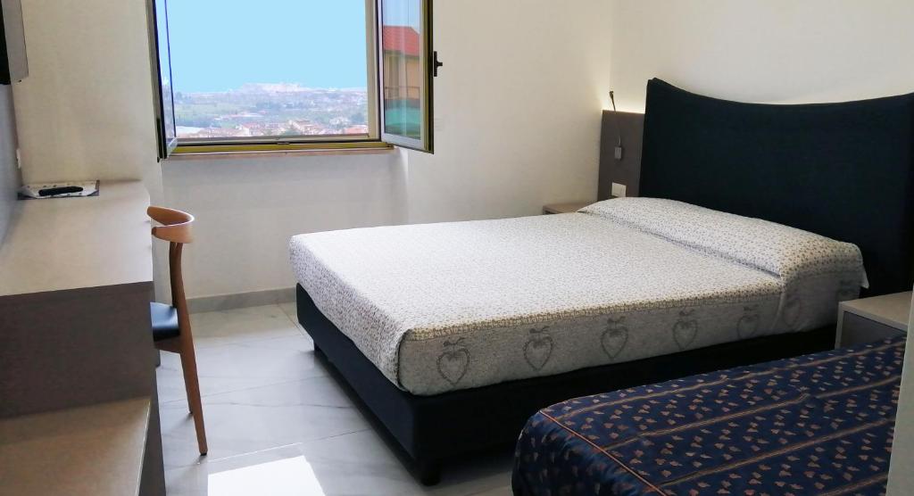 Postel nebo postele na pokoji v ubytování HOTEL HOUSE GARGANO