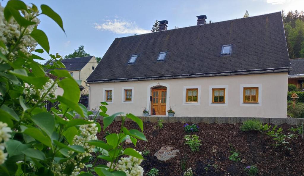 オルバーンハウにあるFerienhaus "De Sieme"の黒屋根白屋根