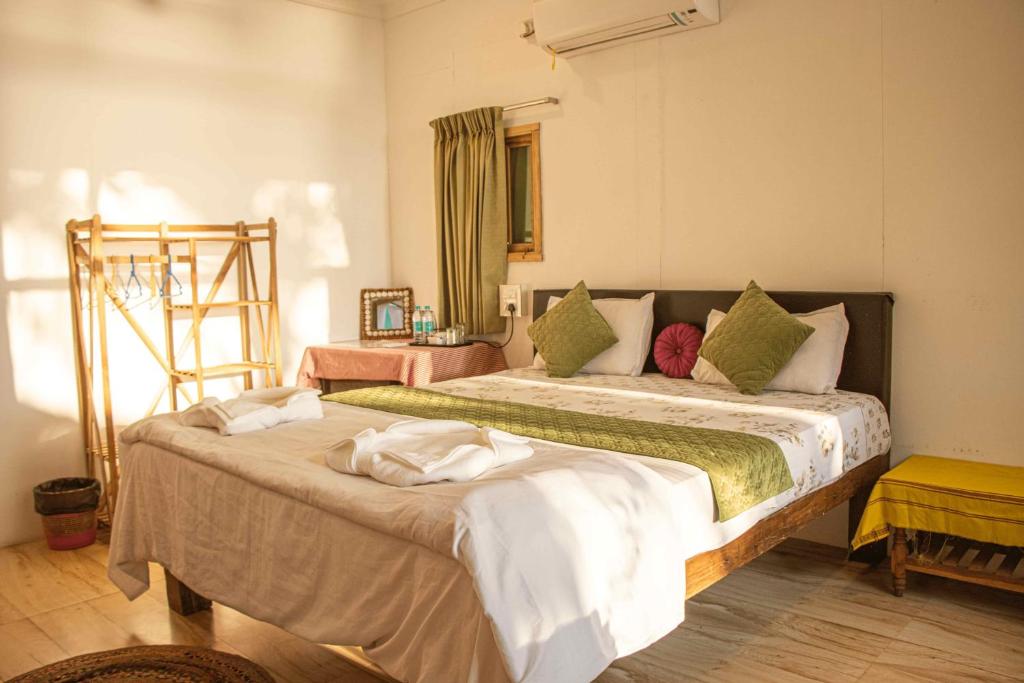 Una cama o camas en una habitación de Secret Garden
