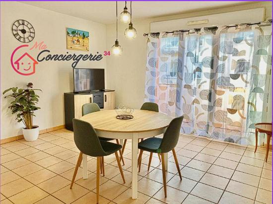 - une table et des chaises dans une pièce avec cuisine dans l'établissement Beaux Arts T3 Duplex, Rénové Lumineux + Garage, à Montpellier