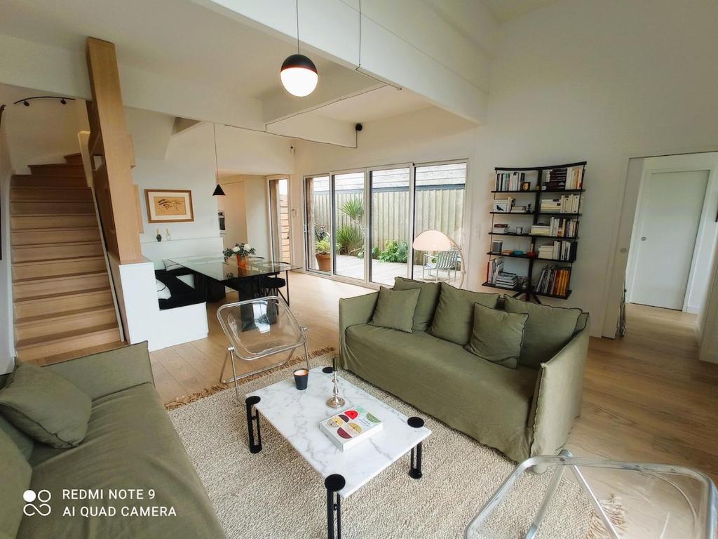 un salon avec un canapé et une table dans l'établissement Maison avec jardin à 10 minutes à pied de la plage, à Batz-sur-Mer