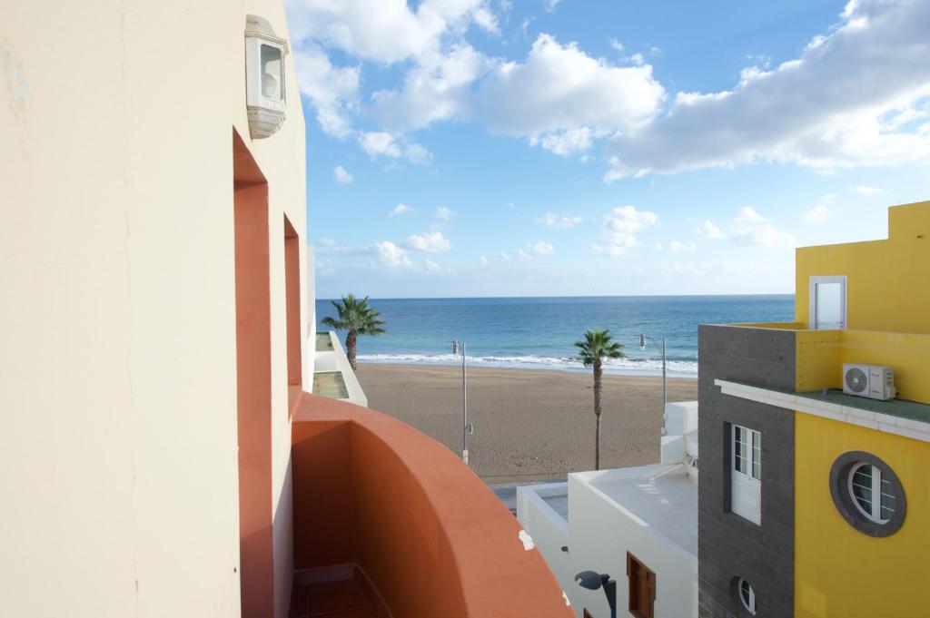 a view of the beach from the balcony of a building at Apartamento con ascensor en primera línea in Gran Tarajal