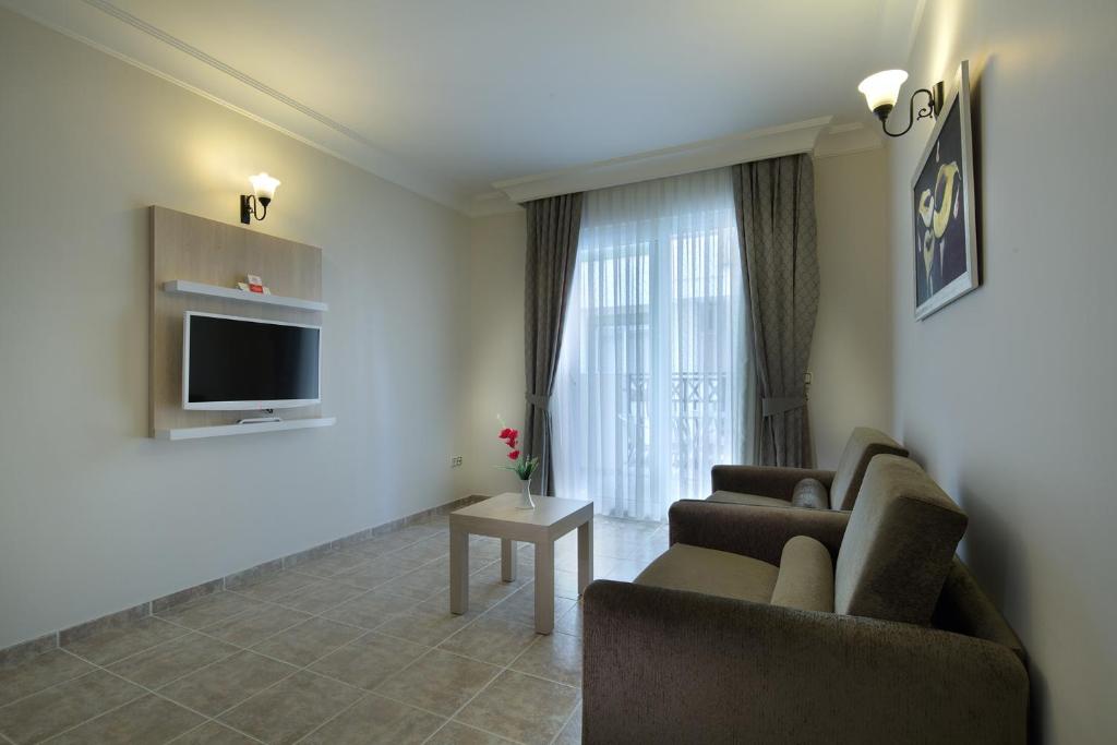 TV a/nebo společenská místnost v ubytování Villa Sunflower Hotel - All Inclusive