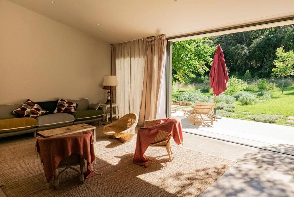 Κήπος έξω από το Idyllic Riverside Provencal Farmhouse