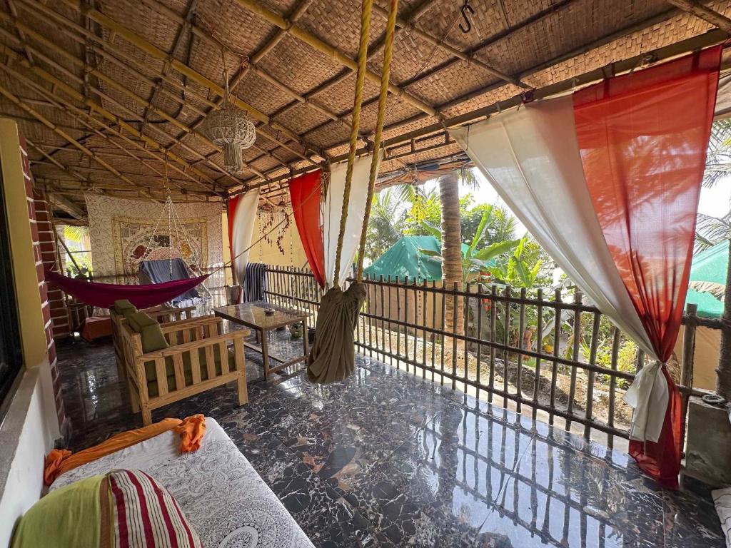 Una cama o camas en una habitación de Secret Garden