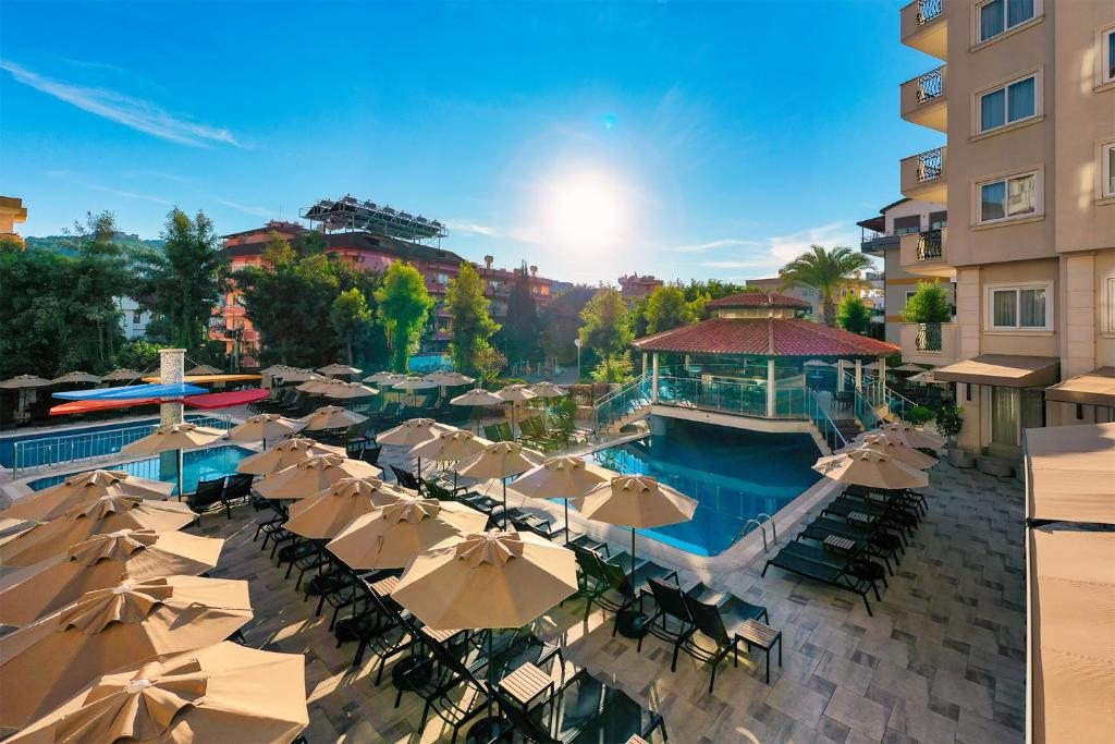Bazén v ubytování Villa Sunflower Hotel - All Inclusive nebo v jeho okolí