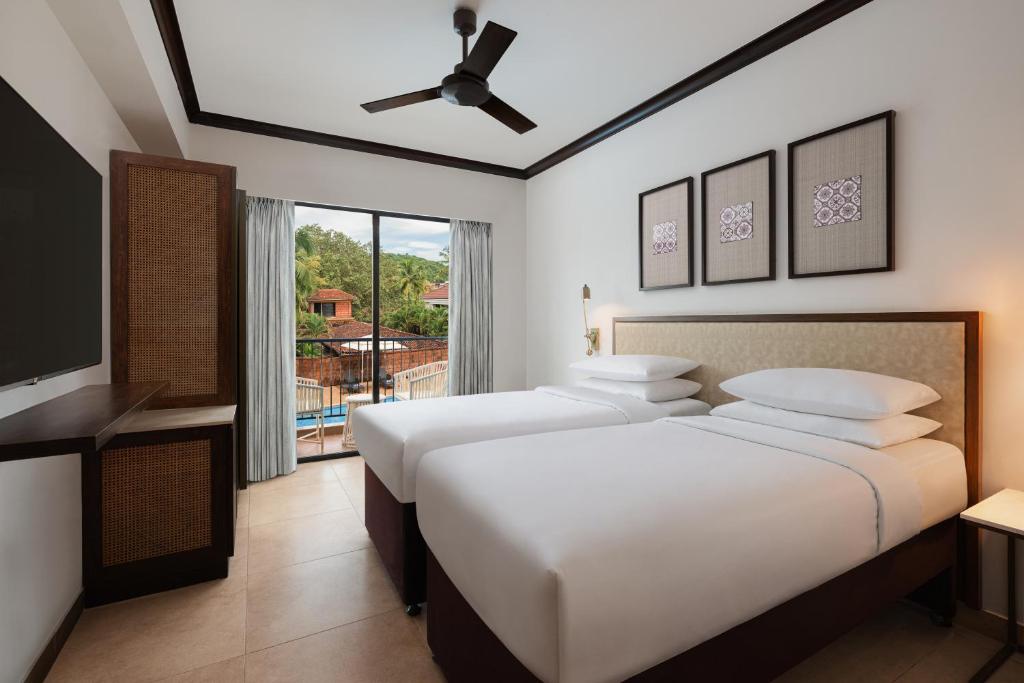 Postel nebo postele na pokoji v ubytování Fairfield by Marriott Goa Anjuna
