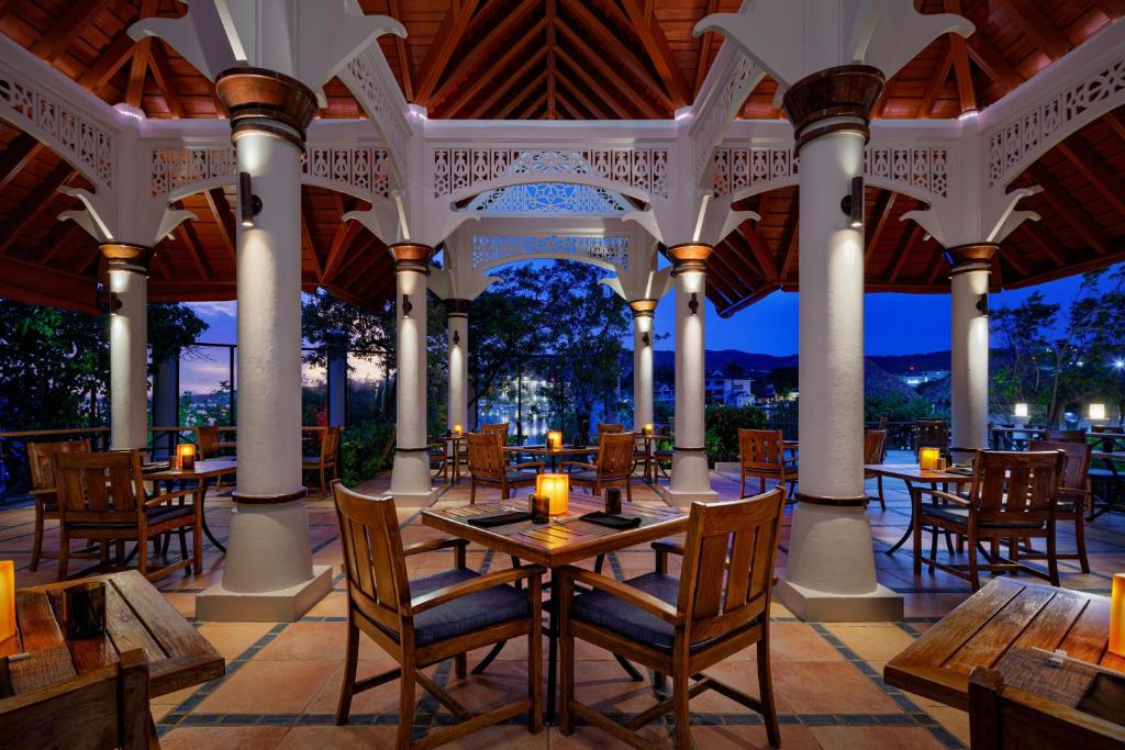 Restaurace v ubytování Sandals Royal Caribbean All Inclusive Resort & Private Island - Couples Only