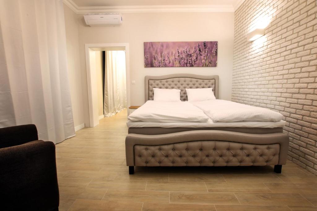 um quarto com uma cama e uma parede de tijolos em Apartament Długa 50 em Bydgoszcz