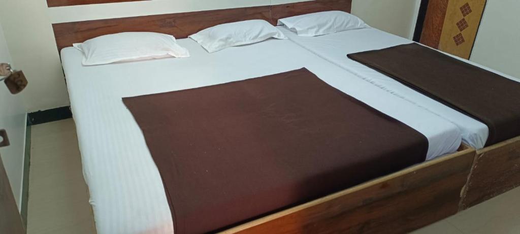 Postel nebo postele na pokoji v ubytování Sai Ganesh Guest House
