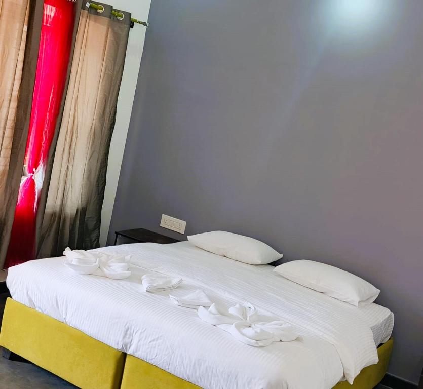 Postel nebo postele na pokoji v ubytování Raj Kuteera