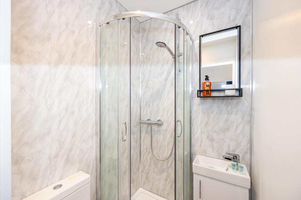 Koupelna v ubytování Private ensuite rooms with kitchen access by Irwell Stays