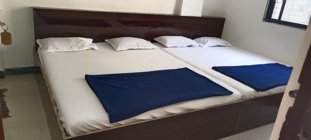 Postel nebo postele na pokoji v ubytování Sai Ganesh Guest House
