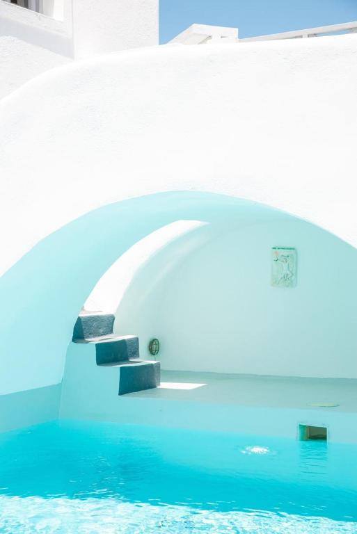 Bazén v ubytování White Cave Villas nebo v jeho okolí