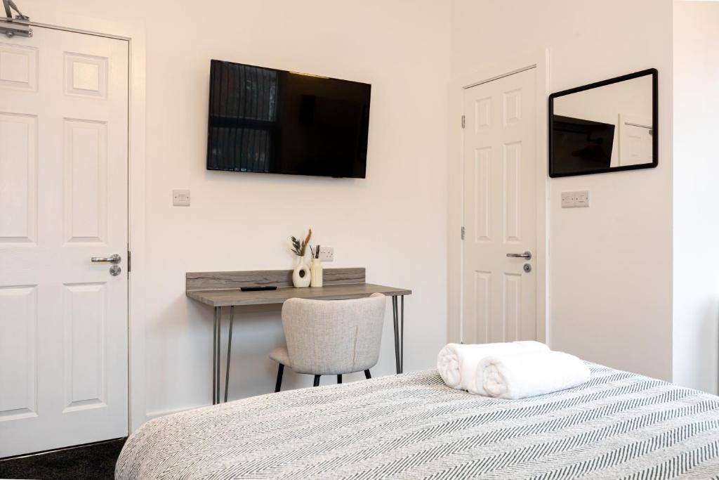 Postel nebo postele na pokoji v ubytování Private ensuite rooms with kitchen access by Irwell Stays
