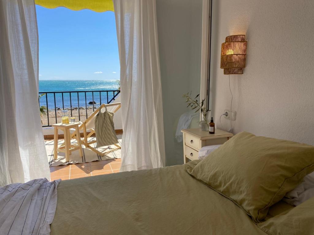 a bedroom with a bed and a view of the ocean at Ses Algues, casa con porche y acceso directo al mar en l'Ampolla - Delta del Ebro - SA BRISETA in L'Ampolla