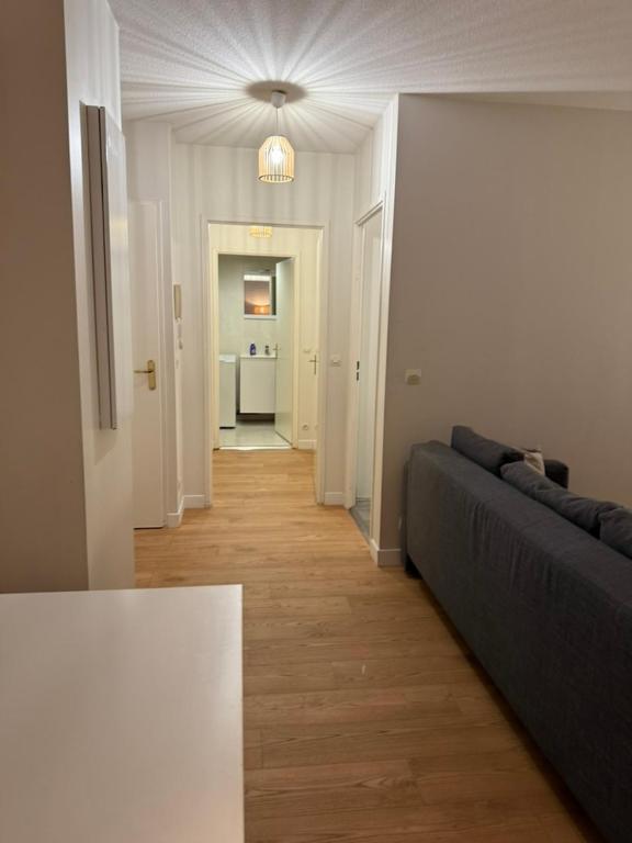 - un salon avec un canapé et un couloir dans l'établissement DISNEYLAND Paris (5 min from the park), à Chessy