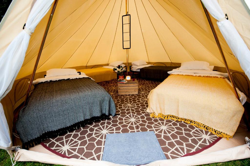 Postel nebo postele na pokoji v ubytování Nine Yards Bell Tents at the TT - Douglas