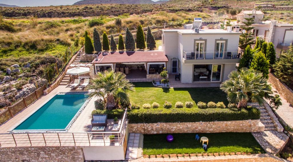 una vista aérea de una casa con piscina en Luxurious Private Villas Gouves en Gouves