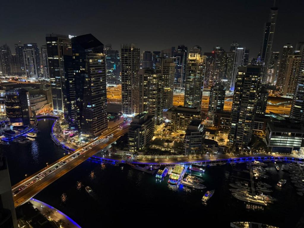 Nespecifikovaný výhled na destinaci Dubaj nebo výhled na město při pohledu z apartmánu
