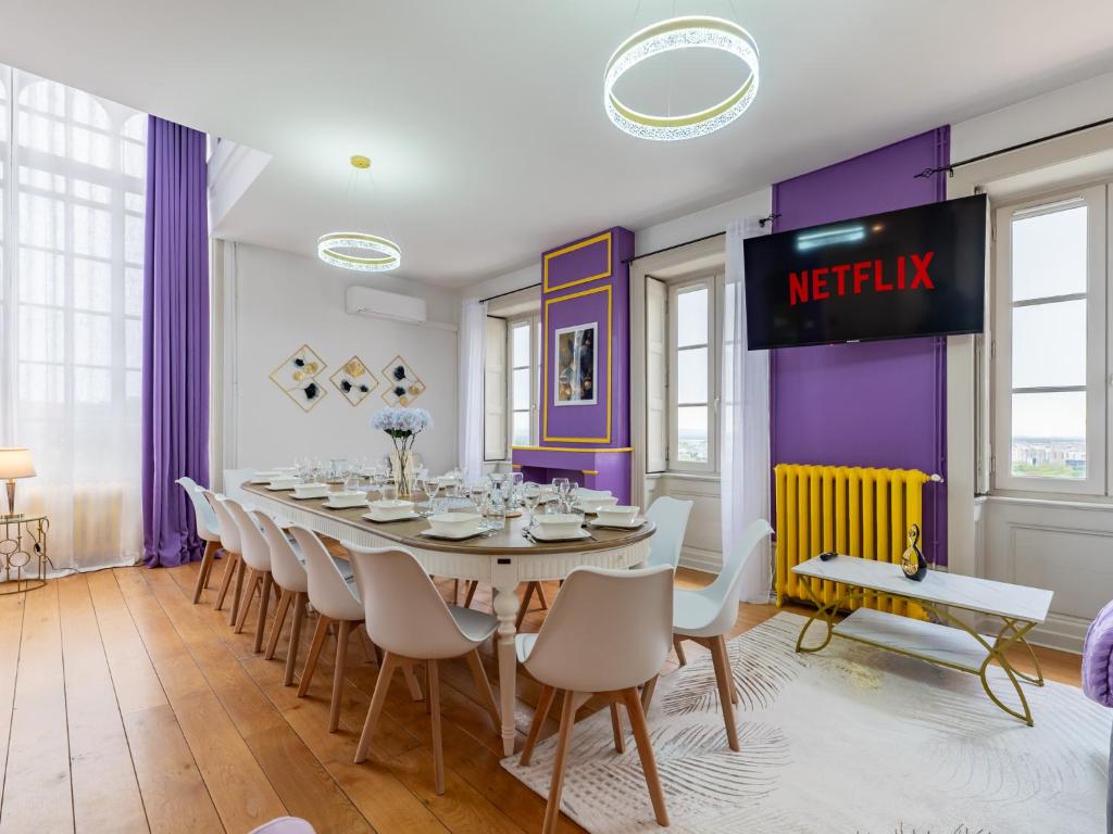 une salle à manger avec une longue table et des chaises dans l'établissement Le Gatsby Hypercentre, Large Group, Near Metro, à Caluire-et-Cuire