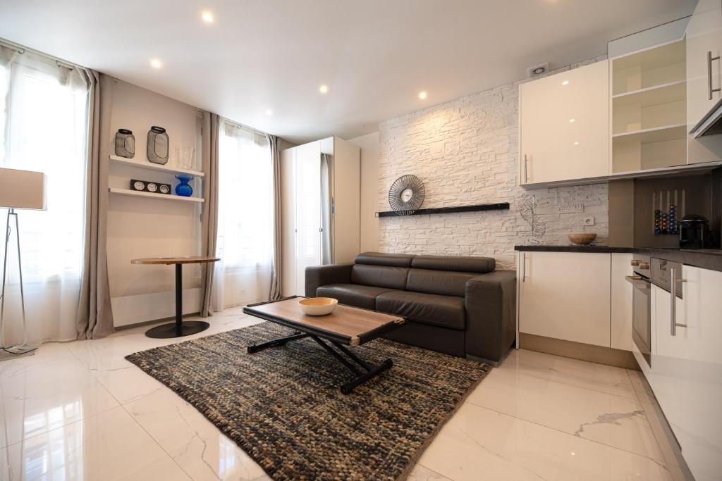 un salon avec un canapé et une table dans l'établissement CIA - Réaumur Étienne Marcel 4P, à Paris