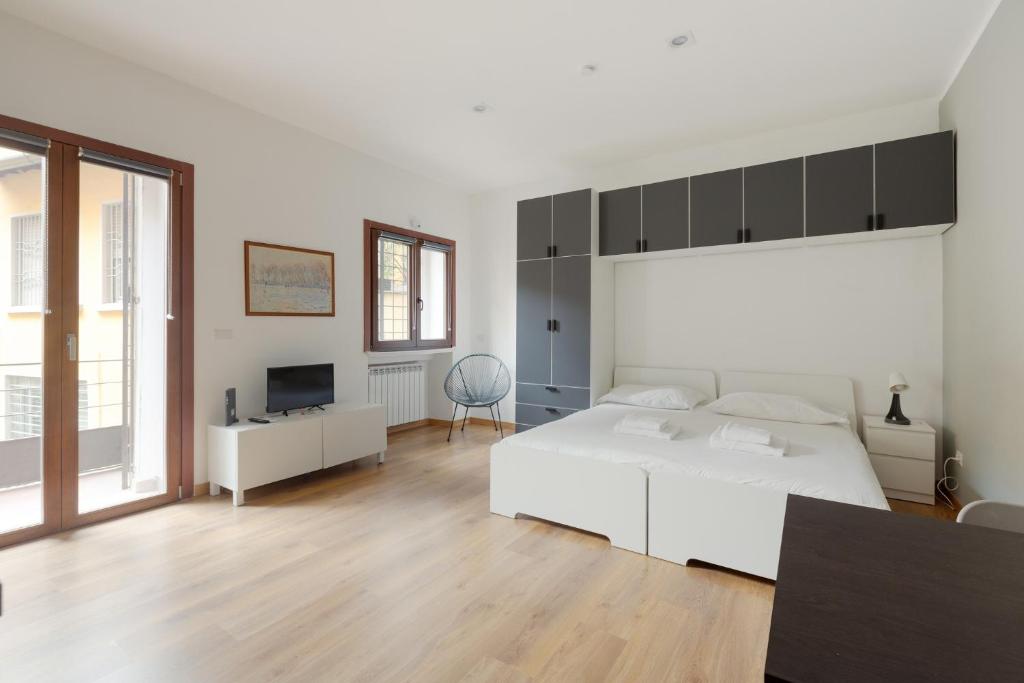 GuestHost - Bright Studio with Balcony in Milan