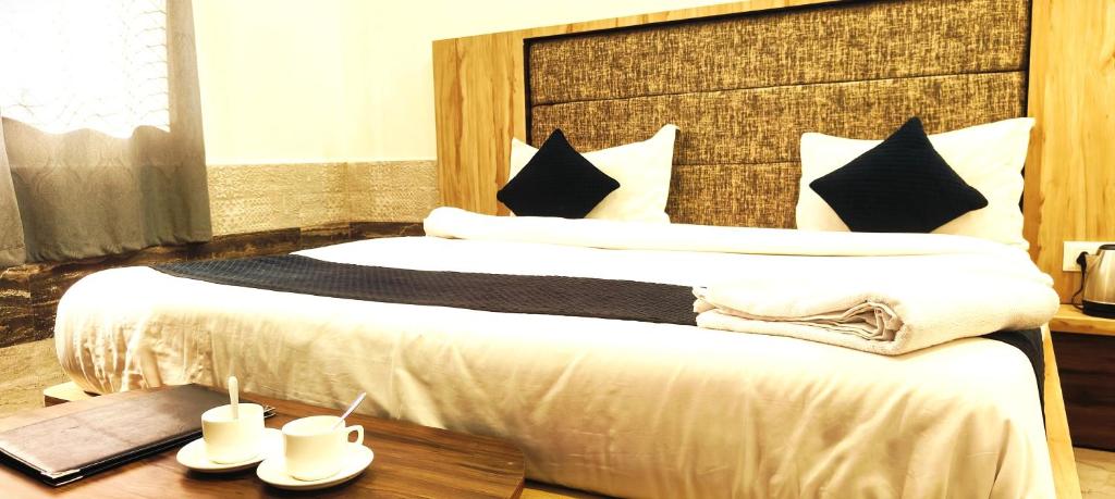 Postel nebo postele na pokoji v ubytování Hotel Grand Vijay