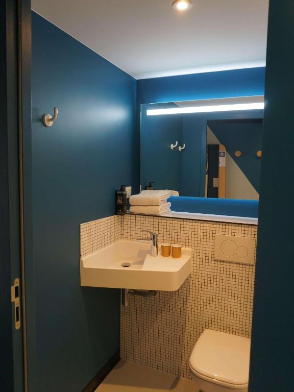 Koupelna v ubytování ibis budget Honfleur Centre