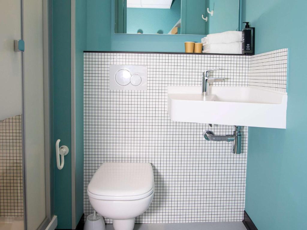 Koupelna v ubytování ibis budget Honfleur Centre