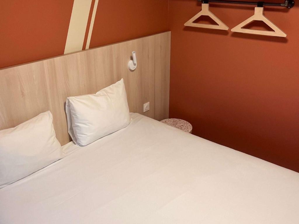 Postel nebo postele na pokoji v ubytování ibis budget Honfleur Centre