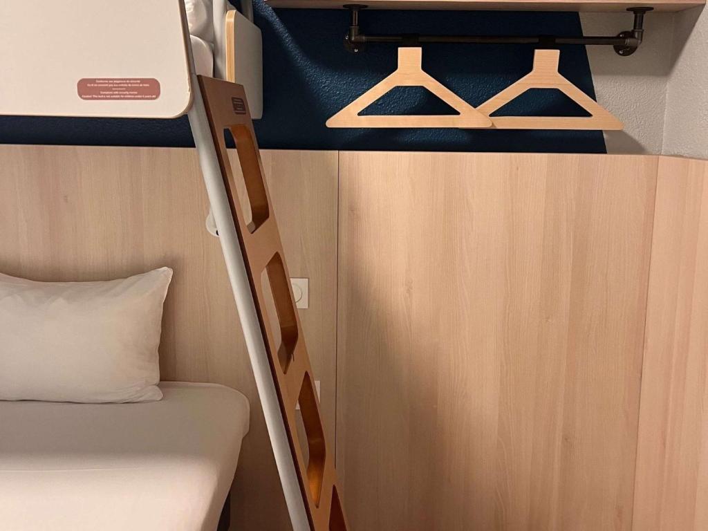Postel nebo postele na pokoji v ubytování ibis budget Honfleur Centre