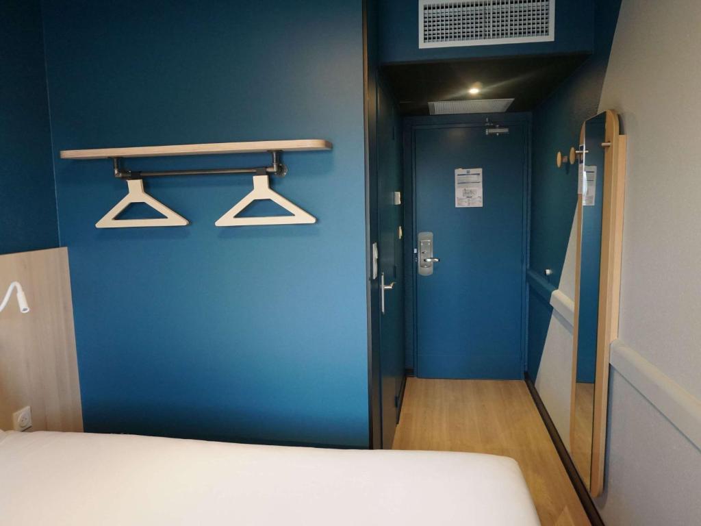 Postel nebo postele na pokoji v ubytování ibis budget Honfleur Centre